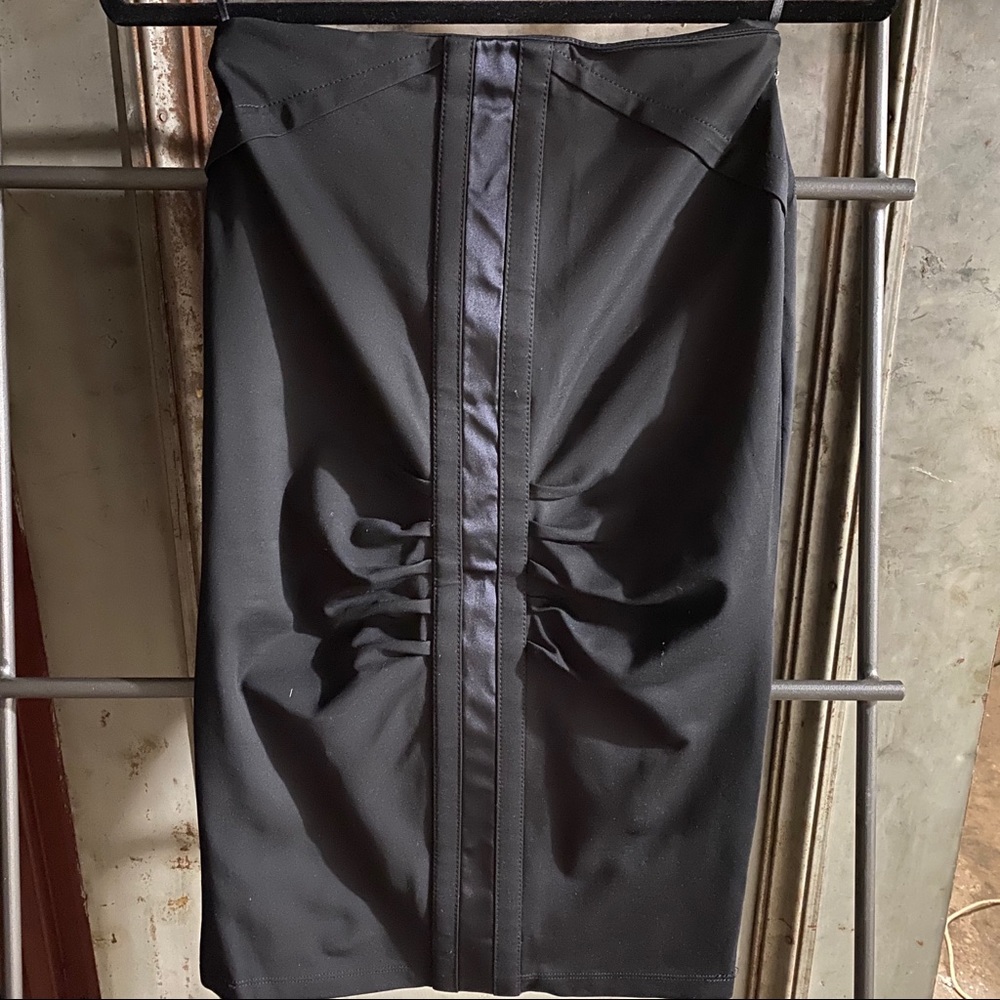 Gucci x Tom Ford Fall Winter 2004 Black Silk Detail Pencil Skirt - Picture 2 of 8